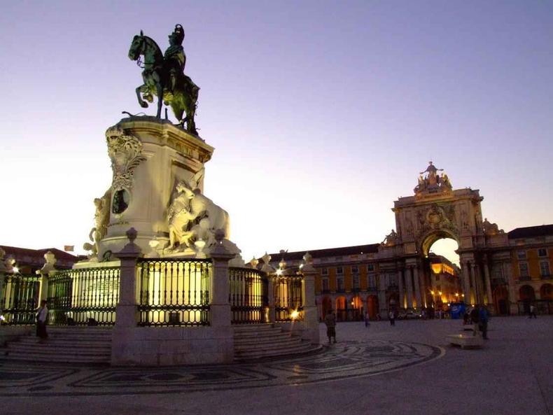 Portugal ficou em primeiro lugar na lista de reservas de brasileiros no exterior (foto: Carlos Altman/EM) Praça do comércio, em Lisboa
