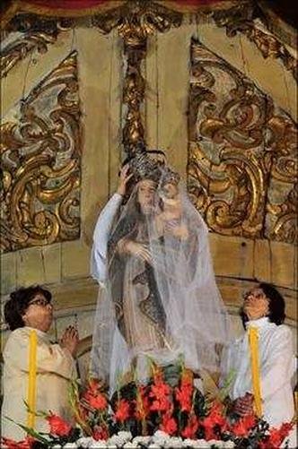 Grupo de mulheres vestidas com t�nicas brancas subiu ao altar e colocou a coroa e o manto na santa(foto: ALEXANDRE GUZANSHE/EM/DAPRESS)