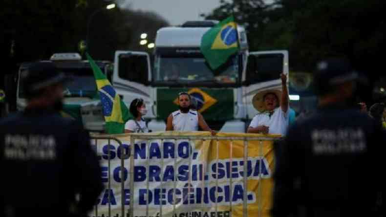 Caminhoneiros fazem paralisao e se manifestam a favor do presidente Jair Bolsonaro