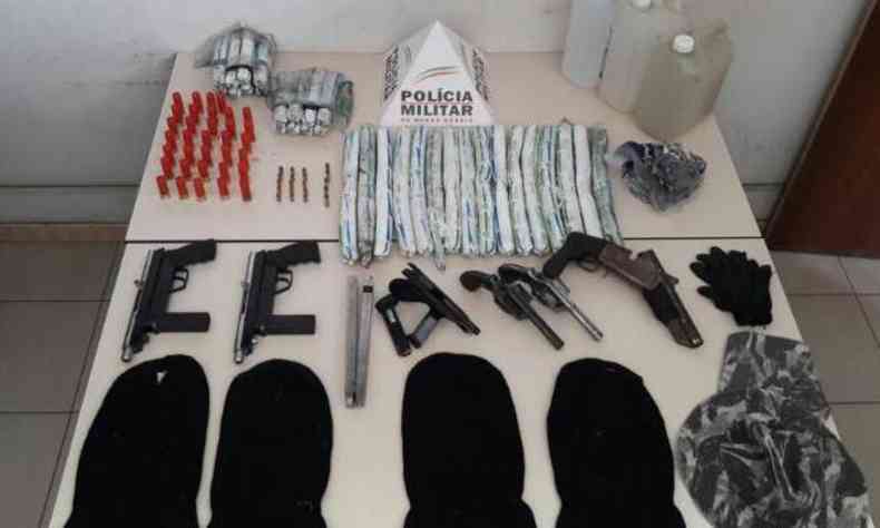 Em Itabirito armamento e artefatos estavam no porta-malas de carro furtado(foto: PMMG/Divulgao)