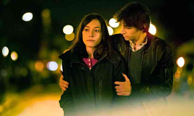 Os atores Suzanne Jouannet (Mila Wizman) e Ben Attal (Alexandre Farel) caminham pela rua,  noite, abraados em cena de 'A acusao' 