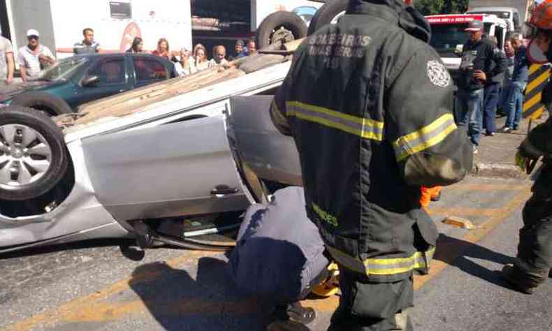 Carro ficou com as rodas para o alto depois do acidente(foto: Corpo de Bombeiros/Divulgao)