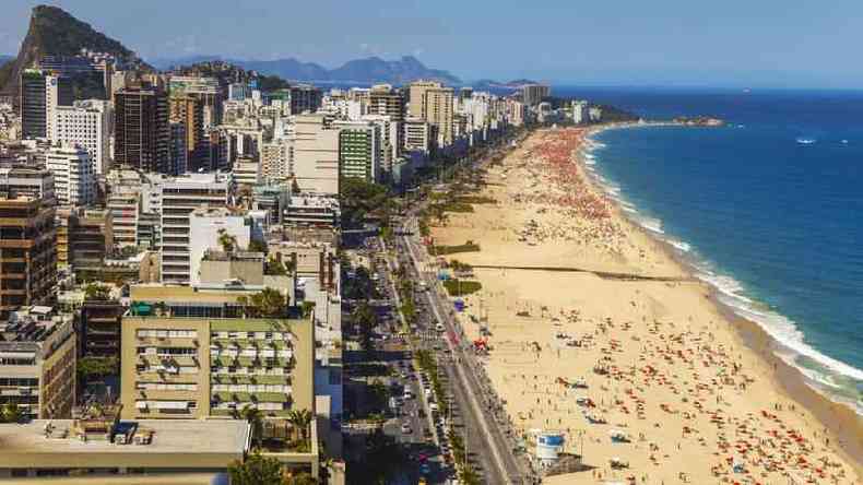 Paisagem de praia em dia ensolarado no Rio de Janeiro