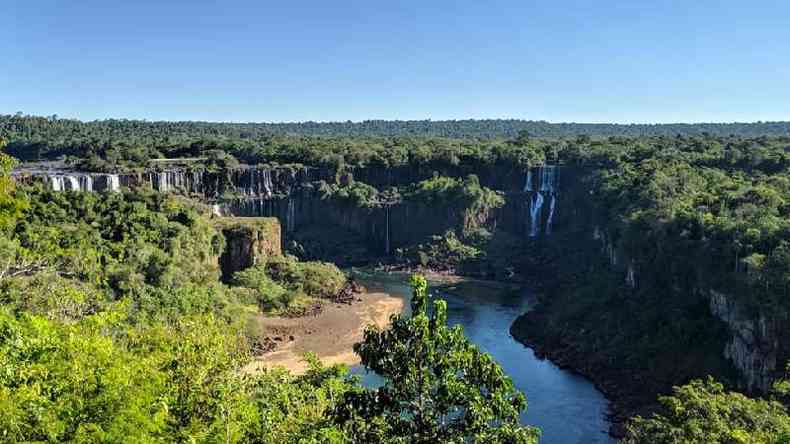 Cataratas do Iguau em 13 de junho; vazo da gua atingiu menor patamar do ano e deve continuar baixa nos prximos meses(foto: Karine Felipe/BBC News Brasil)