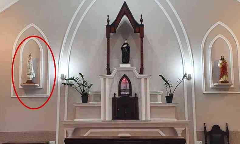 Altar da Igreja com imagens de santos; imagem roubada est marcada por um crculo vermelho