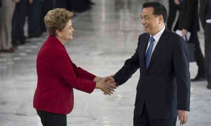 A presidente Dilma Rousseff recebe o primeiro-ministro da China, Li Keqiang, no Palcio do Planalto, em cerimnia oficial de boas-vindas(foto: Marcelo Camargo/Agncia Brasil)