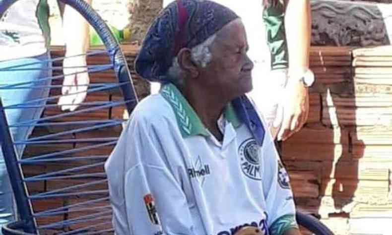 Dona Deolinda Soares recebe visita da torcida 'Mancha Verde' durante sua festa de 121 anos
