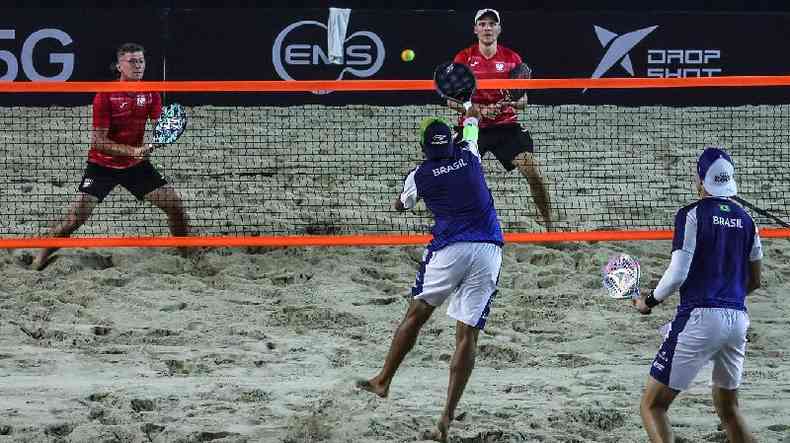 Quatro pessoas jogando beach tennis na Copa do Mundo 2022, duas delas com camisas do Brasil