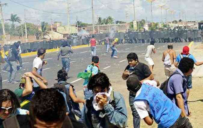 Com paus e pedras, jovens enfrentaram policiais para furar bloqueio prximo ao estdio, na capital cearense (foto: Davi Pinheiros/Reuters)