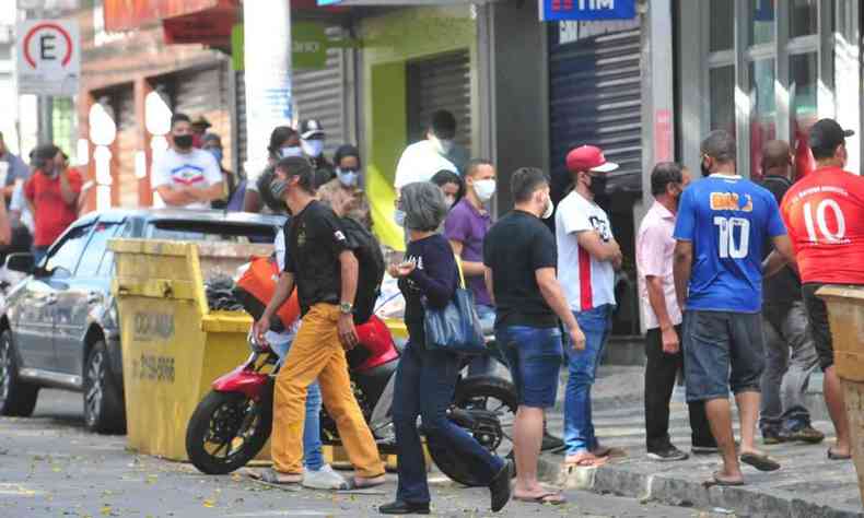 Pessoas em rua de Betim