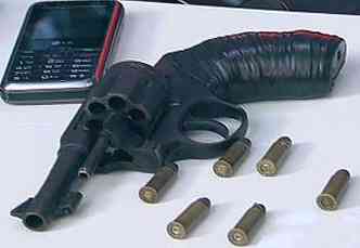 Arma apreendida pela polcia aps troca de tiros(foto: Reproduo TV Alterosa)