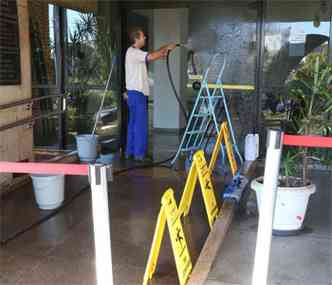 Funcionrio limpa os vidros de uma das portarias da Cmara(foto: Edsio Ferreira/EM/ D.A Press)