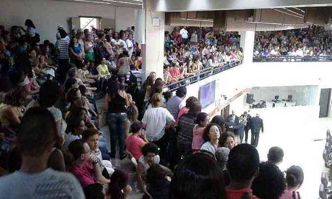Servidores municipais lotam plenrio na Cmara Municipal(foto: Sindibel/Divulgao)