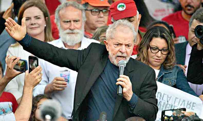 Durante discurso aps ser solto, Lula criticou o governo e fez acusaes contra o presidente Bolsonaro (foto: Carl de Souza/AFP %u2013 8/11/19)