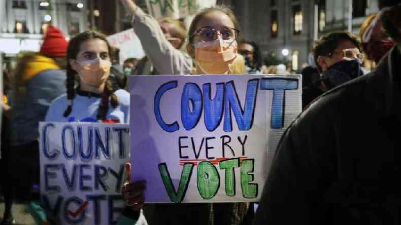 Embora prazo para votar nas eleies dos Estados Unidos tenha terminado na tera-feira, 3 de novembro, contagem de votos continua em muitos Estados(foto: Getty Images)