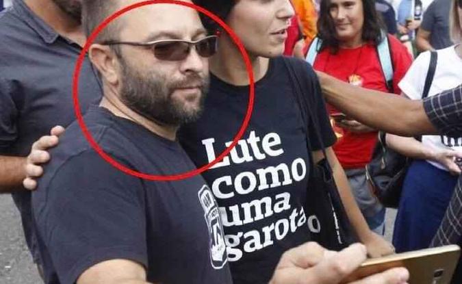 Homem insultou a deputado e fez menção em apoio à candidatura do deputado federal Jair Bolsonaro. Manuela divulgou a foto em suas redes sociais para tentar identificar agressor(foto: Facebook/Manuela D'Ávila) Homem insultou a deputado e fez menção em apoio à candidatura do deputado federal Jair Bolsonaro. Manuela divulgou a foto em suas redes sociais para tentar identificar agressor(foto: Facebook/Manuela D'Ávila)