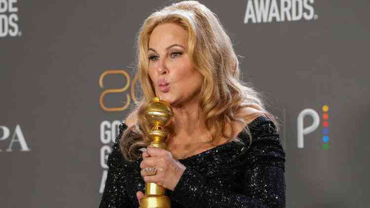 Jennifer Coolidge com o prmio