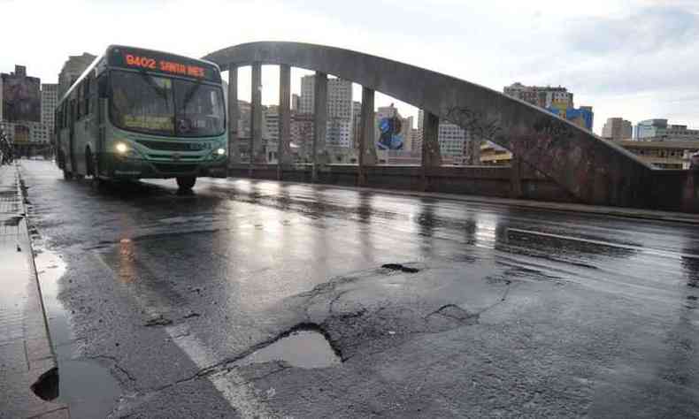Viaduto Santa Teresa precisa de reparos no pavimento afltico(foto: Alexandre Guzanshe/EM/D.A Press)