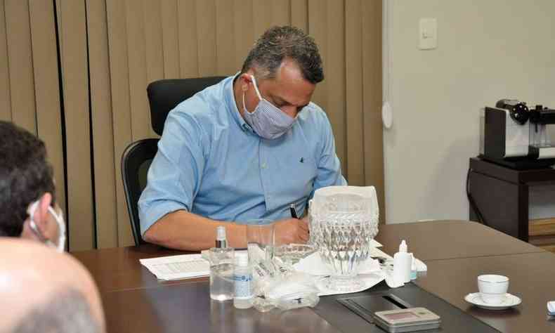 Prefeito, Alex de Freitas, assinou decreto nesta segunda-feira (11)(foto: Prefeitura Municipal de Contagem/Reproduo)