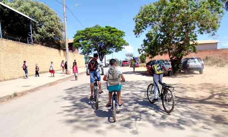De instrumento para o lazer, bicicleta se transforma em salvao para muitos dos alunos(foto: Luiz Ribeiro/D.A Press)