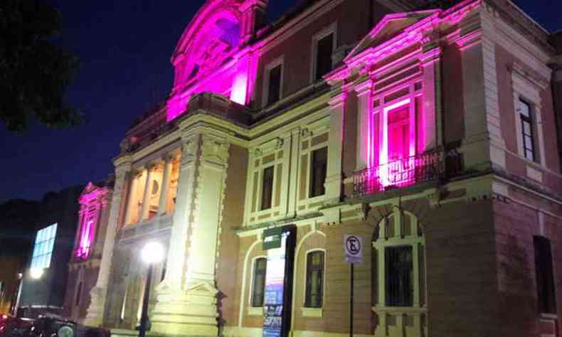 Minas Tnis Clube iluminado de rosa em referncia  campanha de conscientizao Outubro Rosa (foto: Sidney Lopes/EM/D.A Press.)