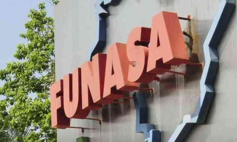 Placa em entrada da sede da Funasa, em Braslia