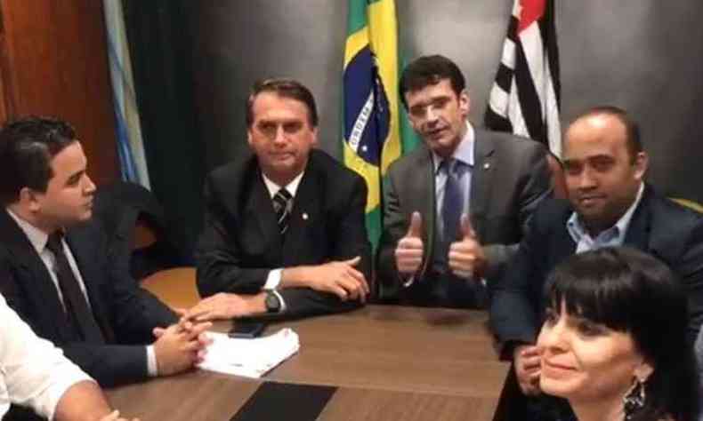 No vdeo, Bolsonaro anuncia a parceria e Marcelo lvaro diz estar com sangue nos olhos(foto: Reproduo / Facebook)