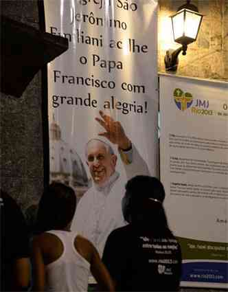 Fiis aguardam ansiosos a chegada de Francisco(foto: AFP PHOTO / VANDERLEI ALMEIDA )