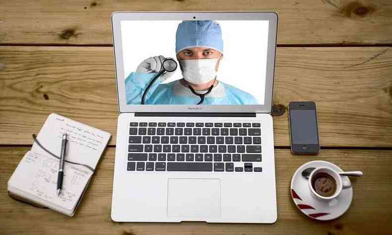 Médico faz atendimento on-line