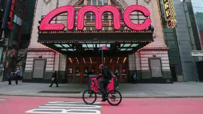 Cinema fechado da AMC em Nova York; maior rede de cinemas dos EUA precisou de injeo de capital para escapar do pedido de falncia(foto: Getty Images)