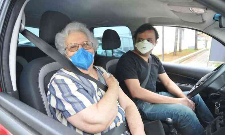 Maria Salete Chalub Macedo, 80, com o filho Joo Paulo, aps ser vacinada, no drive-thru do Boulevard Shopping (foto: Gladyston Rodrigues/EM/D.A Press)