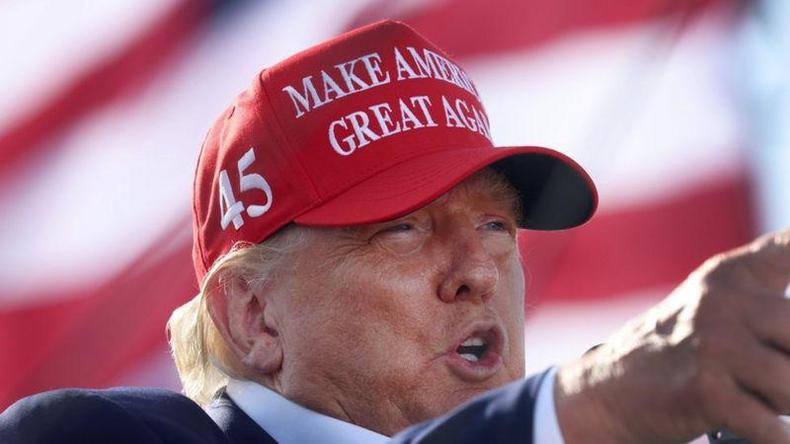Trump com bon vermelho 