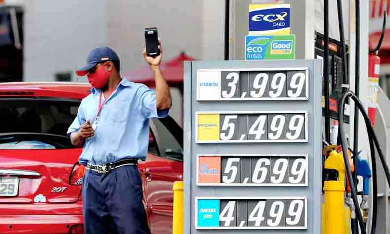Remarcao mdia dos preos da gasolina nas bombas passou de 7% em BH neste ano, diante da inflao de 1,35%(foto: Tlio Santos/EM/D.A Press)