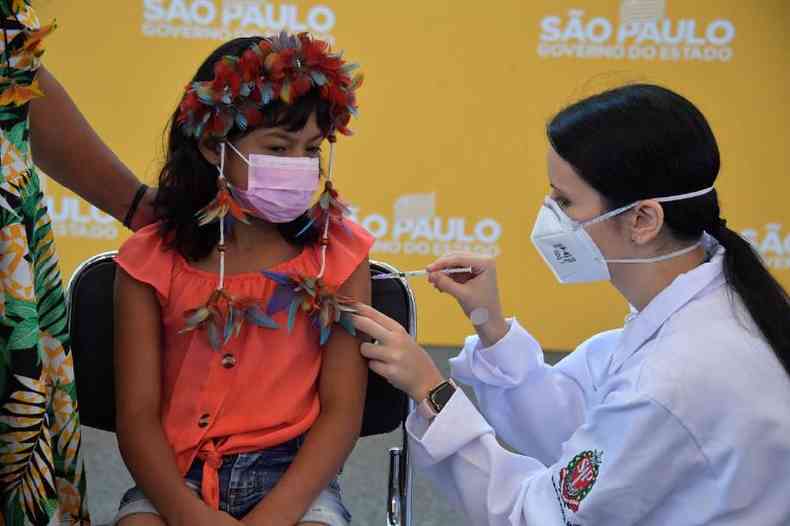 Uma criana recebe uma dose da vacina da Pfizer em So Paulo, em 14 de janeiro de 2022 