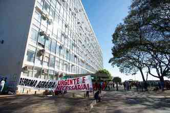 Manifestantes em frente ao Ministrio da Fazenda(foto: Marcelo Camargo/ Agncia Brasil)