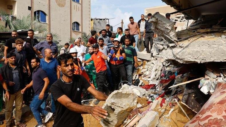 Palestinos observam uma casa destruída em ataques israelenses em Khan Younis, no sul da Faixa de Gaza(foto: Reuters) Palestinos inspecionam uma casa destruída em ataques israelenses em Khan Younis, no sul da Faixa de Gaza