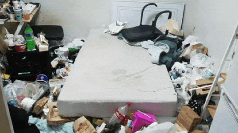 O quarto de Yoo há dois anos, quando o jovem raramente saía dele(foto: BBC) Quarto bagunçado