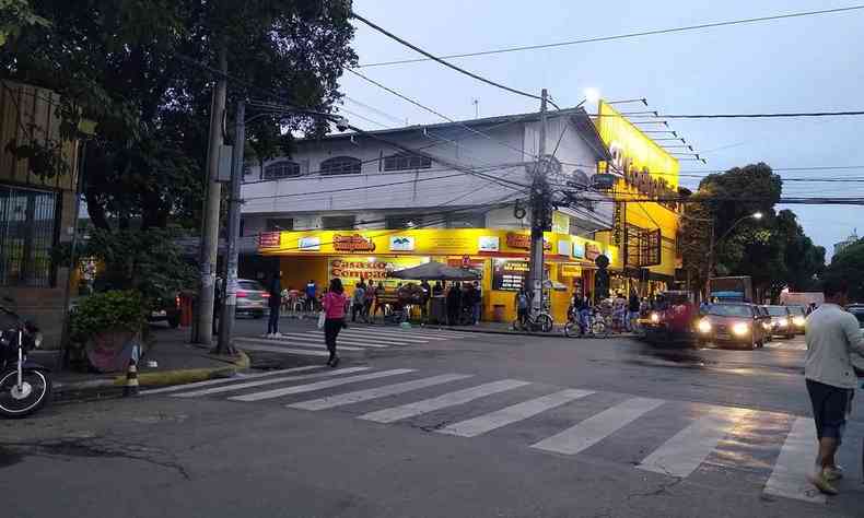 rua com ponto de comrcio na cidade de Governador Valadares