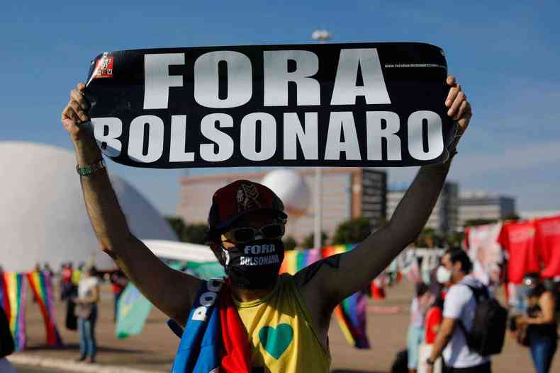 Manifestante segura cartaz durante protesto em Braslia contra o presidente Jair Bolsonaro(foto: Sergio Lima / AFP)