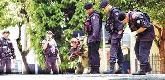 Agentes do Esquadr�o Antibombas da Pol�cia Militar isolaram a Rua Esp�rito Santo, no Bairro de Lourdes, para desativar um suposto explosivo, que na verdade era um equipamento para monitorar a motorista(foto: Jackson Romanelli/EM/D.A Press)