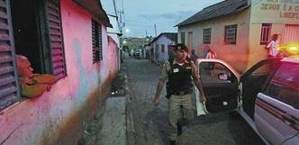 Operação em Passos, no Sul do estado: tráfico é apontado como responsável por aumento de crimes em 2011(foto: beto magalhães/em/d.a press) Operação em Passos, no Sul do estado: tráfico é apontado como responsável por aumento de crimes em 2011(foto: beto magalhães/em/d.a press)
