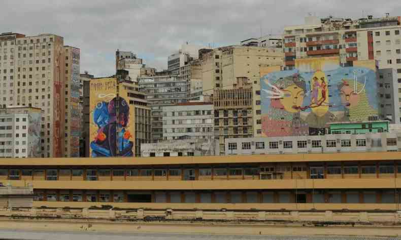 Vista da Rua Sapuca, em BH, mostra painis pintados pelo CURA em empenas de prdios