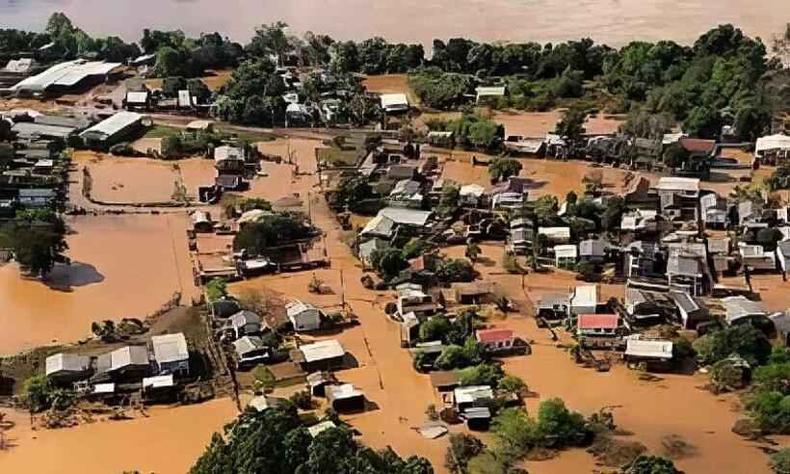 vista panormica de uma cidade do RS praticamente submersa