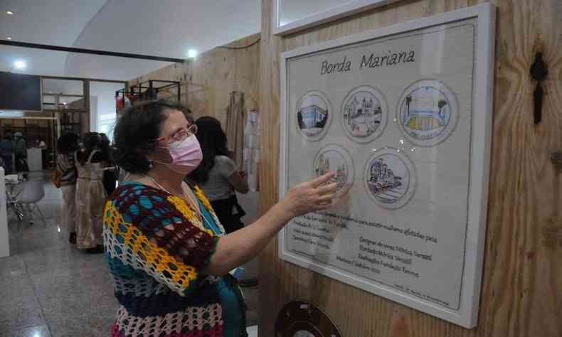Mônica mostra um quadro com bordados do projeto Borda Mariana 