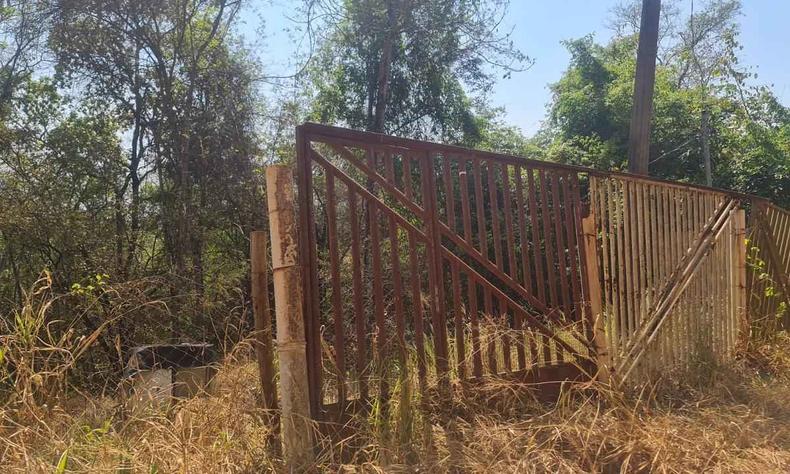 Entrada da chácara onde mulher foi mantida presa
