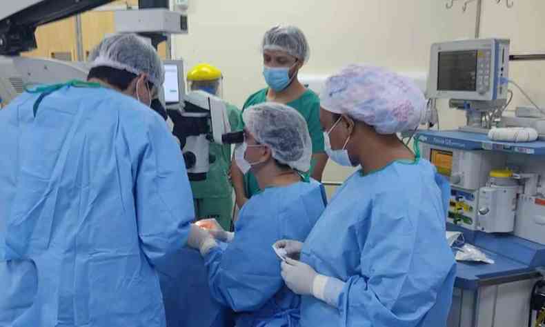 Equipe mdica durante cirurgia de transplante de crnea
