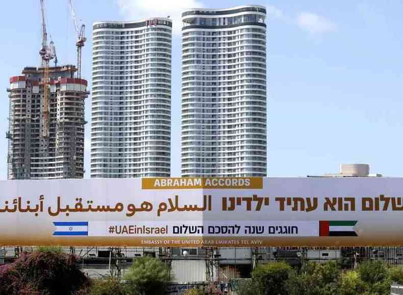Outdoor da Embaixada dos Emirados rabes Unidos marcando a assinatura dos Acordos de Abraham, mediado pelos EUA,  visto na via expressa de Tel Aviv