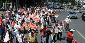 Servidores seguindo em direo  Praa Sete pela Avenida Afonso Pena(foto: Paulo Filgueiras/EM/DA Press)
