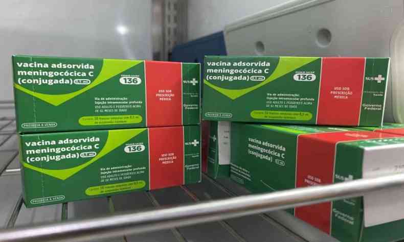 Caixas verdes de vacinas contra a meningite C