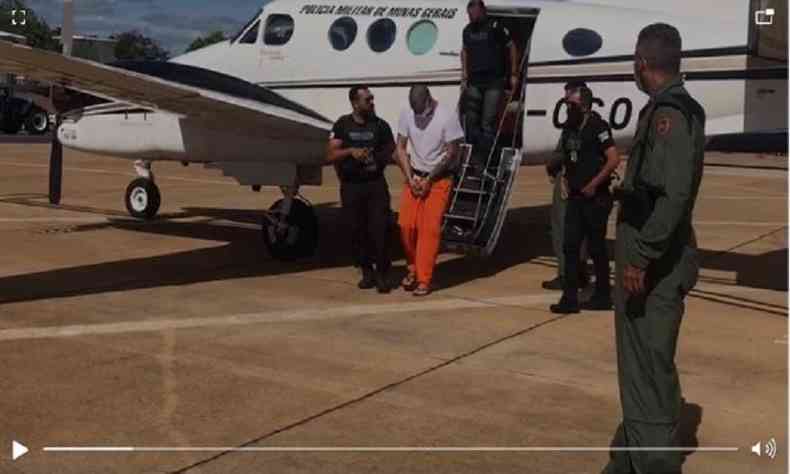 Traficante preso desembarca de avião da Polícia Civil em Montes Claros